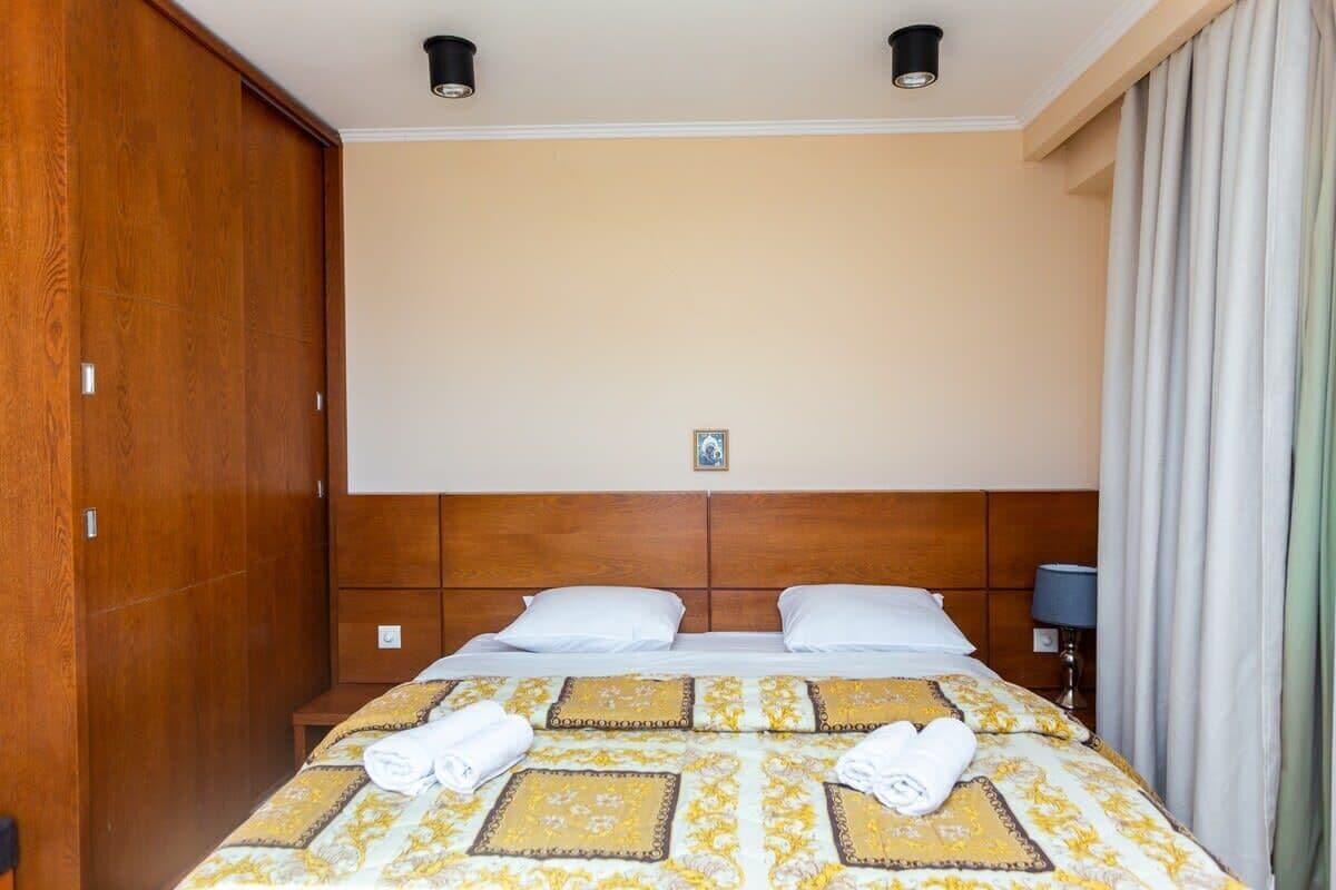 Desk, iron/ironing board, WiFi