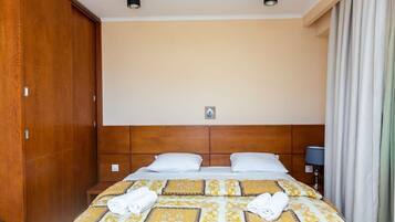 Desk, iron/ironing board, WiFi