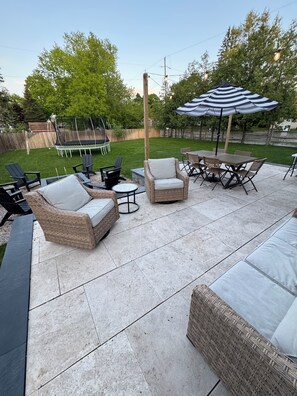Outdoor dining - Modern Farmhouse- Walkable to town: Spacious (Boyne City)