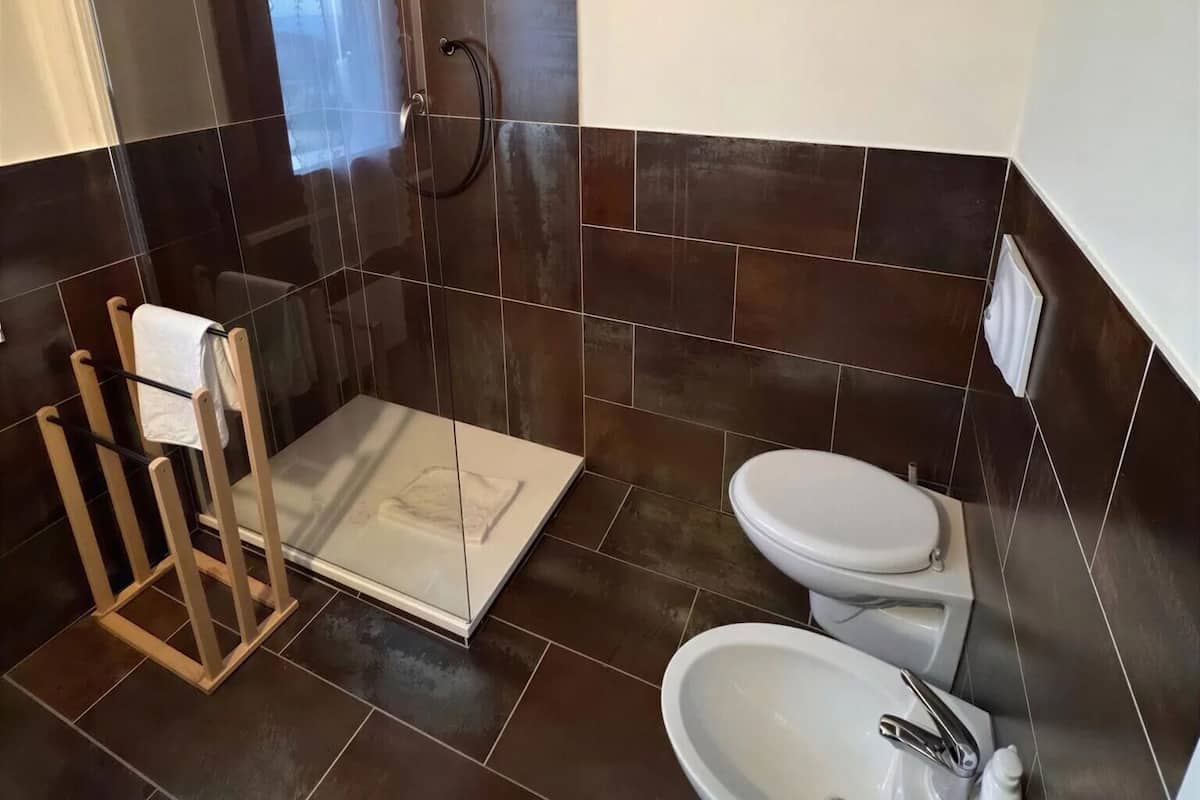 Appartamento, vista mare | Bagno | Doccia, sapone, carta igienica