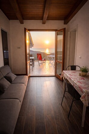 Condo, Sea View | Private kitchen | Fridge, microwave, oven, stovetop - Monte allegru (Sassari)