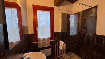 Appartamento, vista mare | Bagno | Doccia, sapone, carta igienica