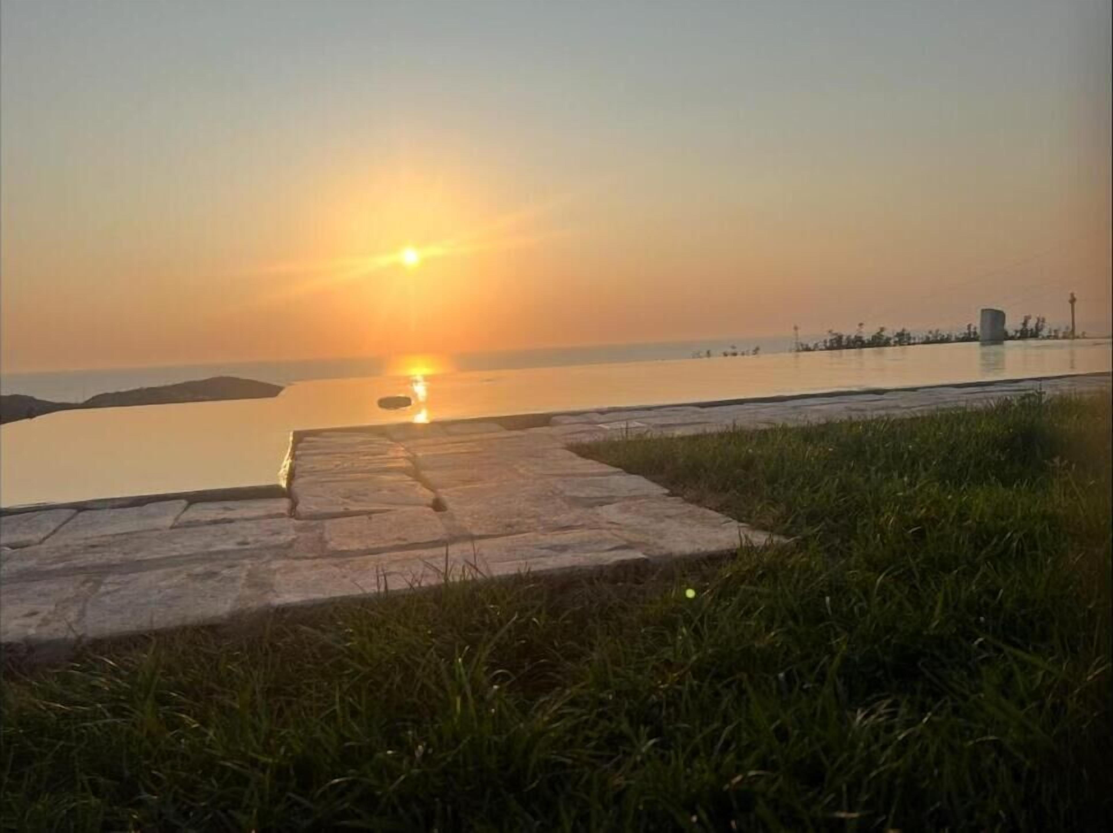 สระว่ายน้ำกลางแจ้ง