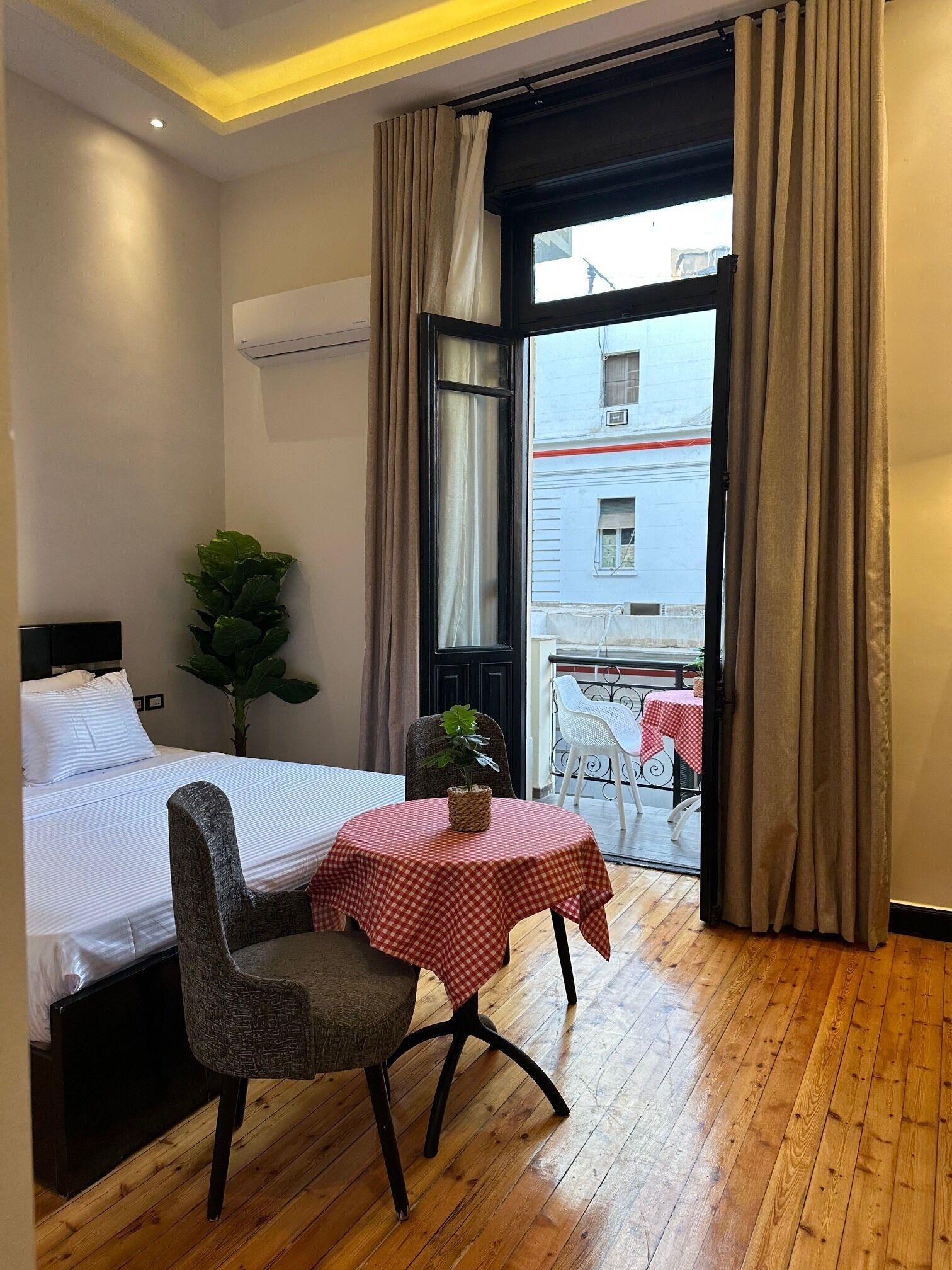 خزنة داخل الغرفة وواي فاي مجانًا