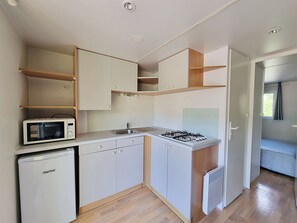 Comfort Cabin, Mountain View | Private kitchen | Mini-fridge, microwave, stovetop - Bungalows y Cabañas Solopuent Natur (Castiello de Jaca)