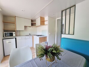 Comfort Cabin, Mountain View | Private kitchen | Mini-fridge, microwave, stovetop - Bungalows y Cabañas Solopuent Natur (Castiello de Jaca)