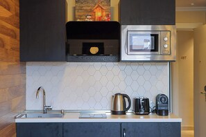 Een kookplaat, een broodrooster, kookgerei, borden en bestek