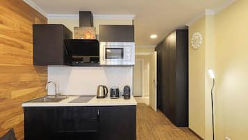 Liesi, leivänpaahdin, keittoastiat/astiat/ruokailuvälineet