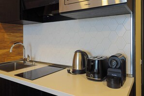 Fridge, stovetop, electric kettle, toaster - Modern Gudauri Loft 2 Studio Apartment - by Wehost (Gudauri)