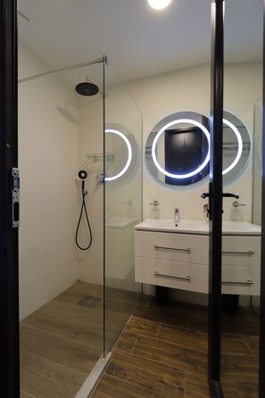 Bruser, gratis toiletartikler, hårtørrer, håndklæder