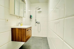 Shower, hair dryer, towels, soap - Bright 5P Apartment by Praterstern (Vienna)