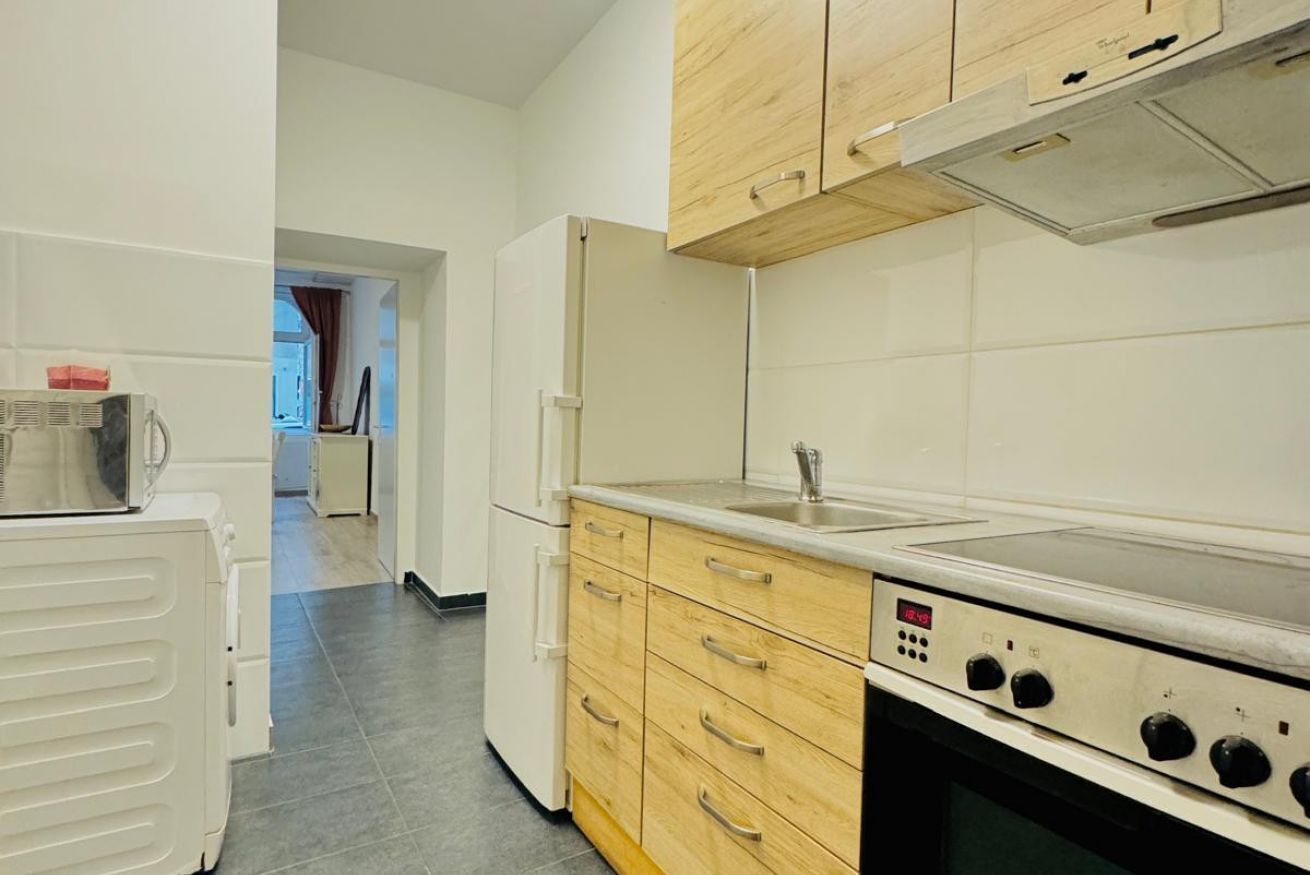 Kühlschrank, Ofen, Herdplatte, Wasserkocher mit Kaffee-/Teezubehör