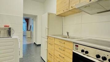 Kühlschrank, Ofen, Herdplatte, Wasserkocher mit Kaffee-/Teezubehör