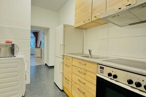 Kühlschrank, Ofen, Herdplatte, Wasserkocher mit Kaffee-/Teezubehör