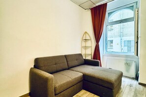 Living area - Bright 5P Apartment by Praterstern (Vienna)