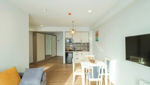 En moderne lejlighed med spiseområde, køkken og opholdsstue.