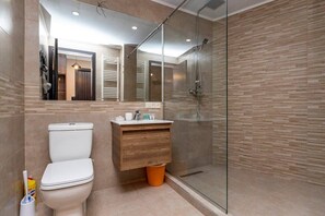 Shower, hair dryer, towels - Modern 2BR Ski Apt in New Gudauri - by Wehost (Gudauri)
