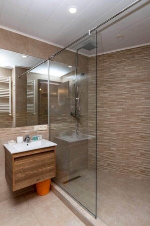 Shower, hair dryer, towels - Modern 2BR Ski Apt in New Gudauri - by Wehost (Gudauri)