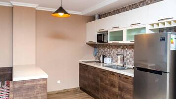 Fridge, microwave, stovetop, cookware/dishes/utensils