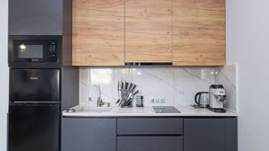 Una cocina moderna equipada con microondas, horno y cafetera.