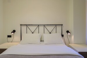 Tabla de planchar con plancha, wifi y ropa de cama 