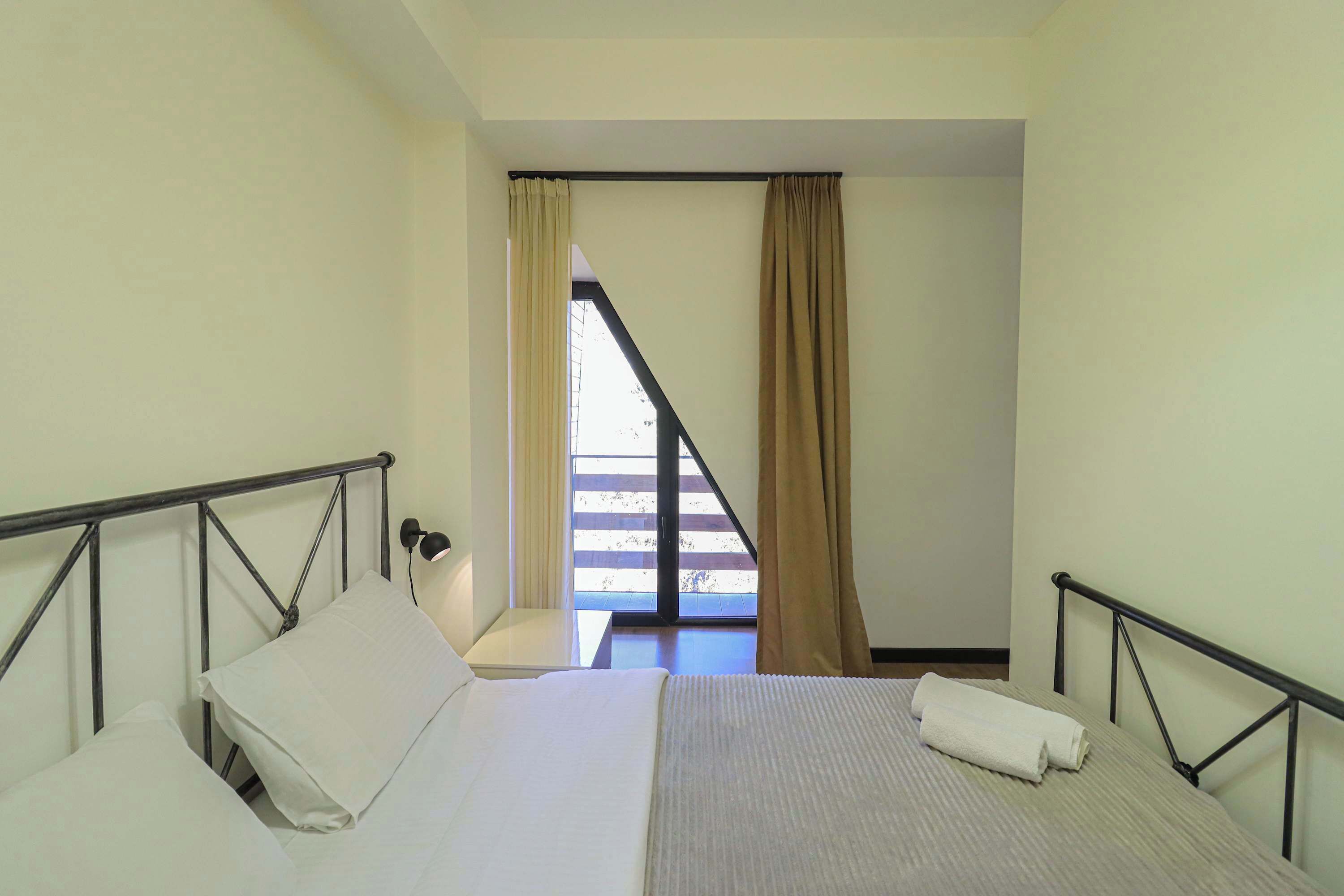 Tabla de planchar con plancha, wifi y ropa de cama 