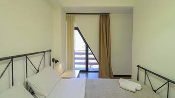 Tabla de planchar con plancha, wifi y ropa de cama