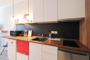 Kühlschrank, Mikrowelle, Herdplatte, Toaster