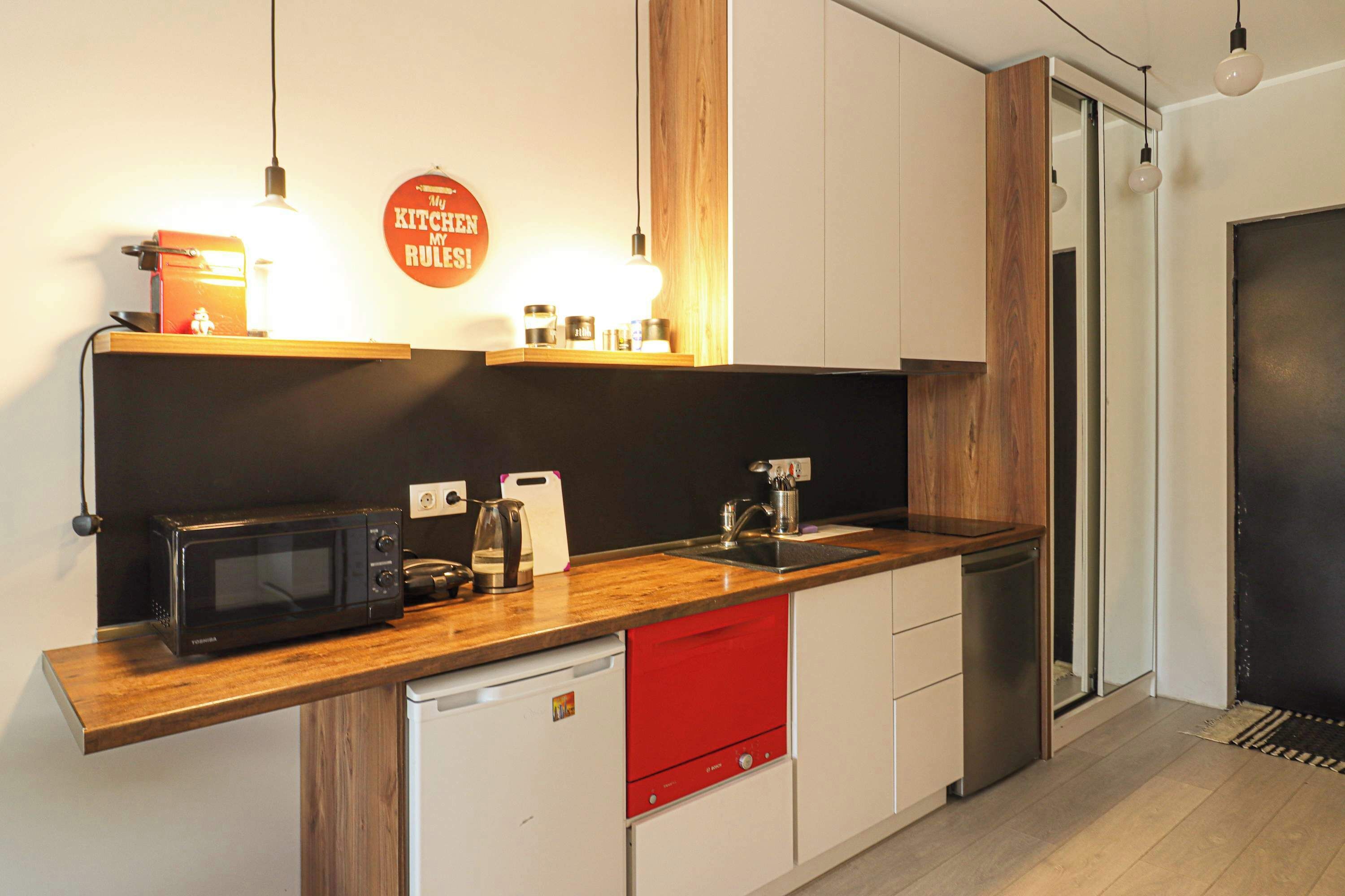 Kühlschrank, Mikrowelle, Herdplatte, Toaster