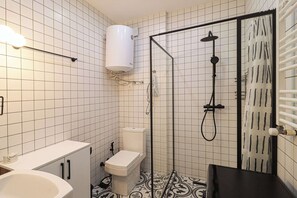 Dusch, hårtork, handdukar och schampo