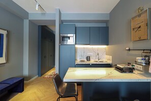 Refrigerador, microondas, placa de cocina, tostadora