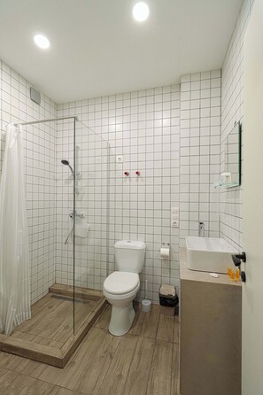 Dusche, kostenlose Toilettenartikel, Haartrockner, Handtücher