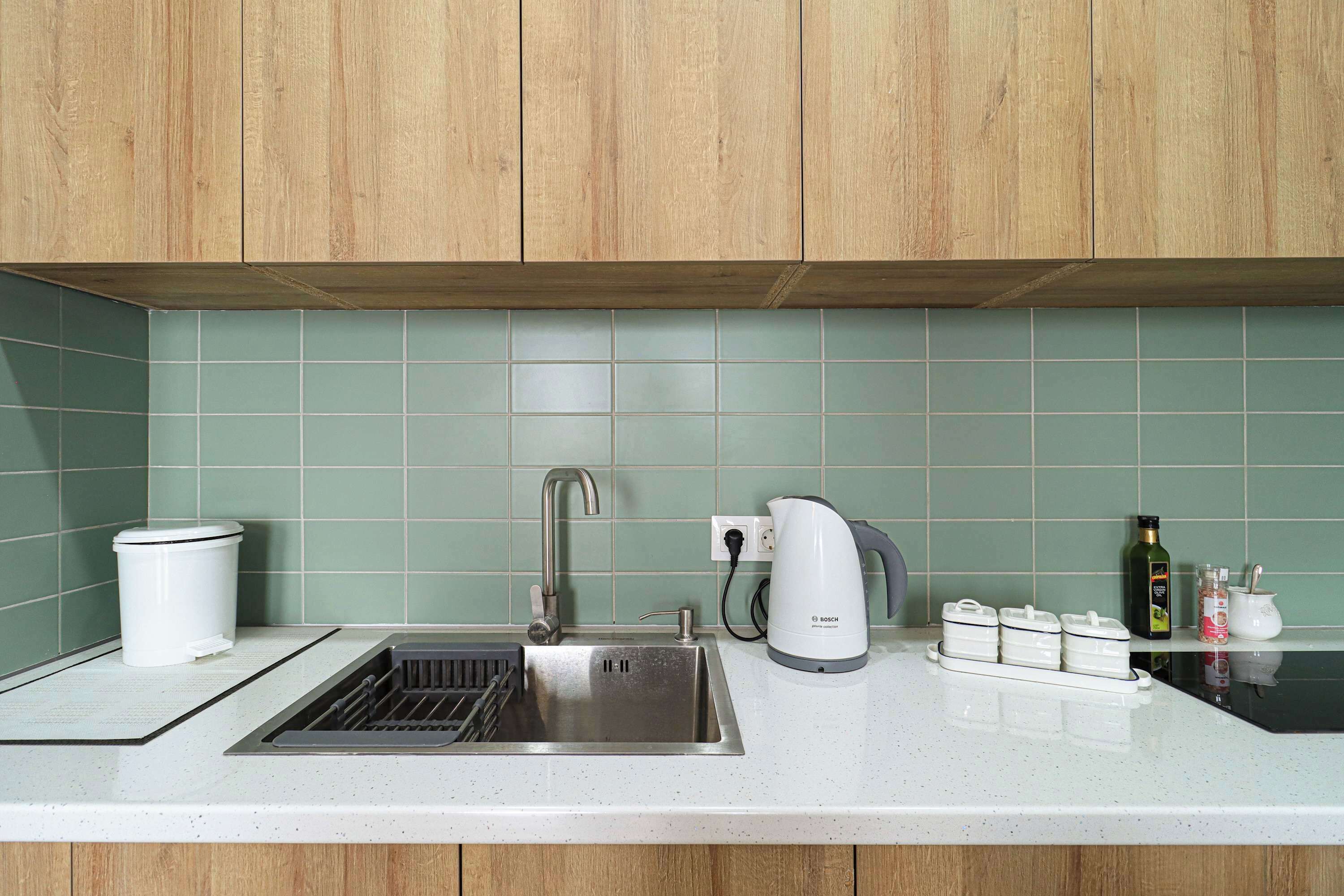 Microondas, placa de cocina, hervidor eléctrico y utensilios de cocina