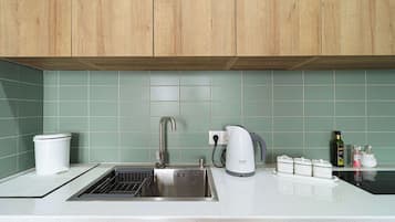 Microondas, placa de cocina, hervidor eléctrico y utensilios de cocina