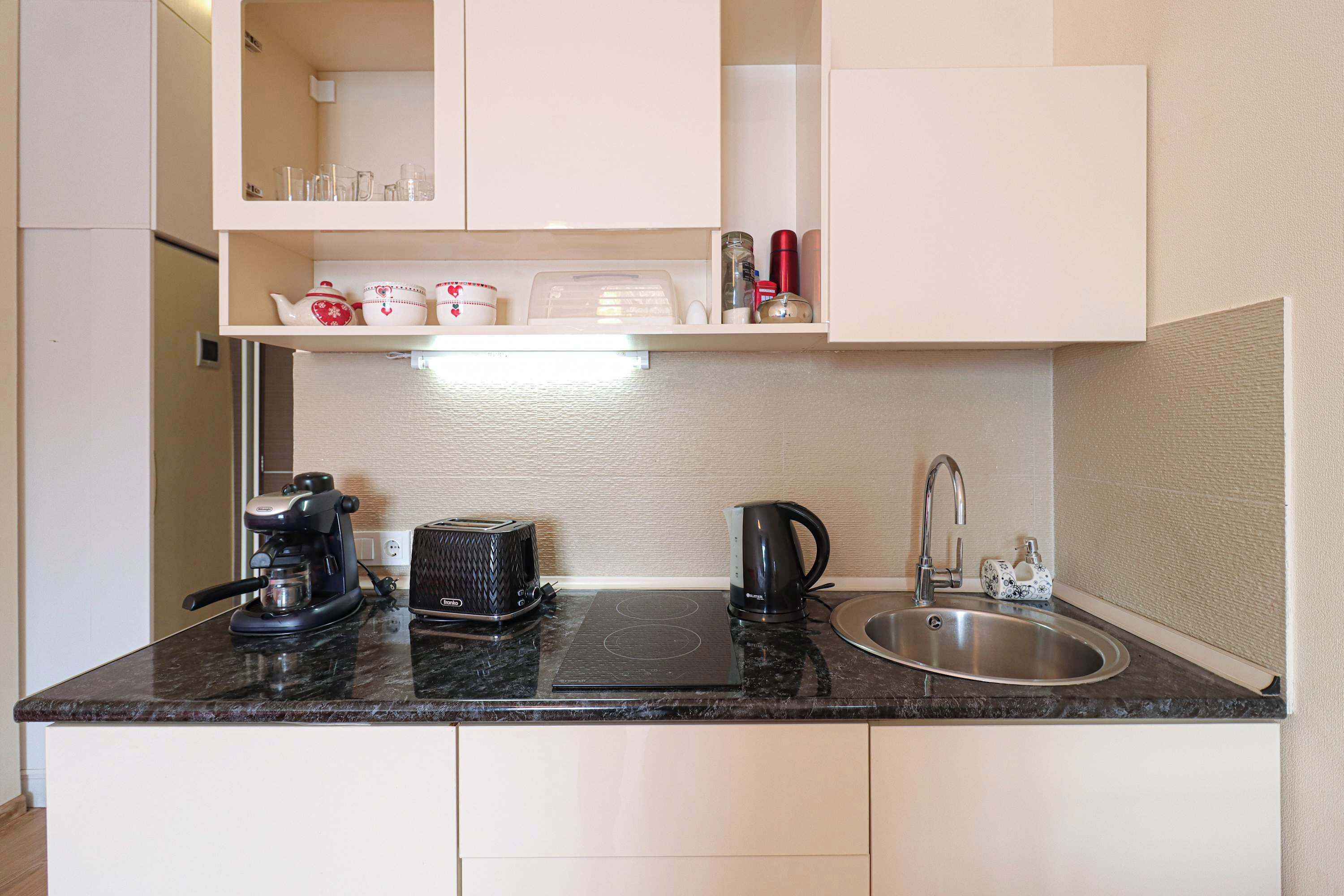 Een kookplaat, een vaatwasser, een broodrooster