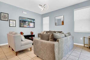 Smart TV - Perfect 4-bedroom Family Stay with Game Room, BBQ Grill near Disney (Kissimmee)