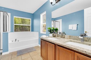 Shower, hair dryer, towels, soap - Perfect 4-bedroom Family Stay with Game Room, BBQ Grill near Disney (Kissimmee)
