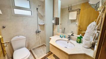 Combined shower/bathtub, hair dryer, towels, soap