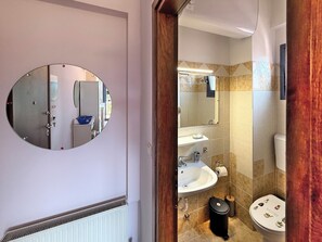 Chuveiro, secador de cabelo, toalhas de banho, sabonete