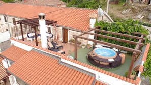 Bañera de hidromasaje al aire libre