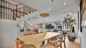 Luksusvilla, flere senger, adgang til basseng, bassengutsikt (Kraft Villa) | Spiseområde