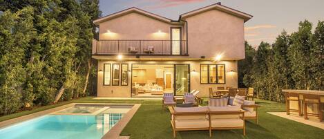 Alberca al aire libre y camastros