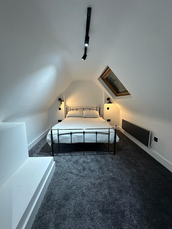 Apartment, 2 Bedrooms, Smoking | 2 bedrooms - Dippen Hall Signature Apartment - Minutes From LGW (Lingfield)