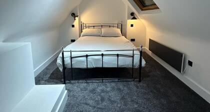 Dippen Hall Signature Apartment - Minutes From LGW