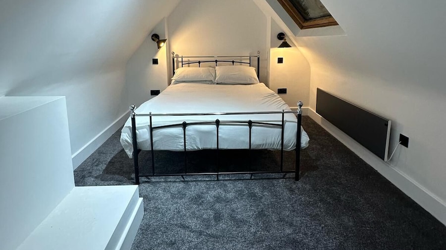 Dippen Hall Signature Apartment - Minutes From LGW