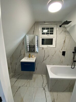 Apartment, 2 Bedrooms, Smoking | Bathroom - Dippen Hall Signature Apartment - Minutes From LGW (Lingfield)