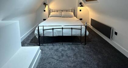 Dippen Hall Signature Apartment - Minutes From LGW