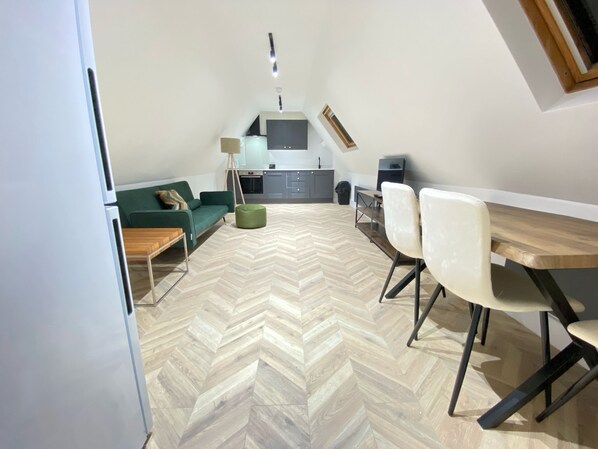 Apartment, 2 Schlafzimmer, Raucher | Wohnbereich