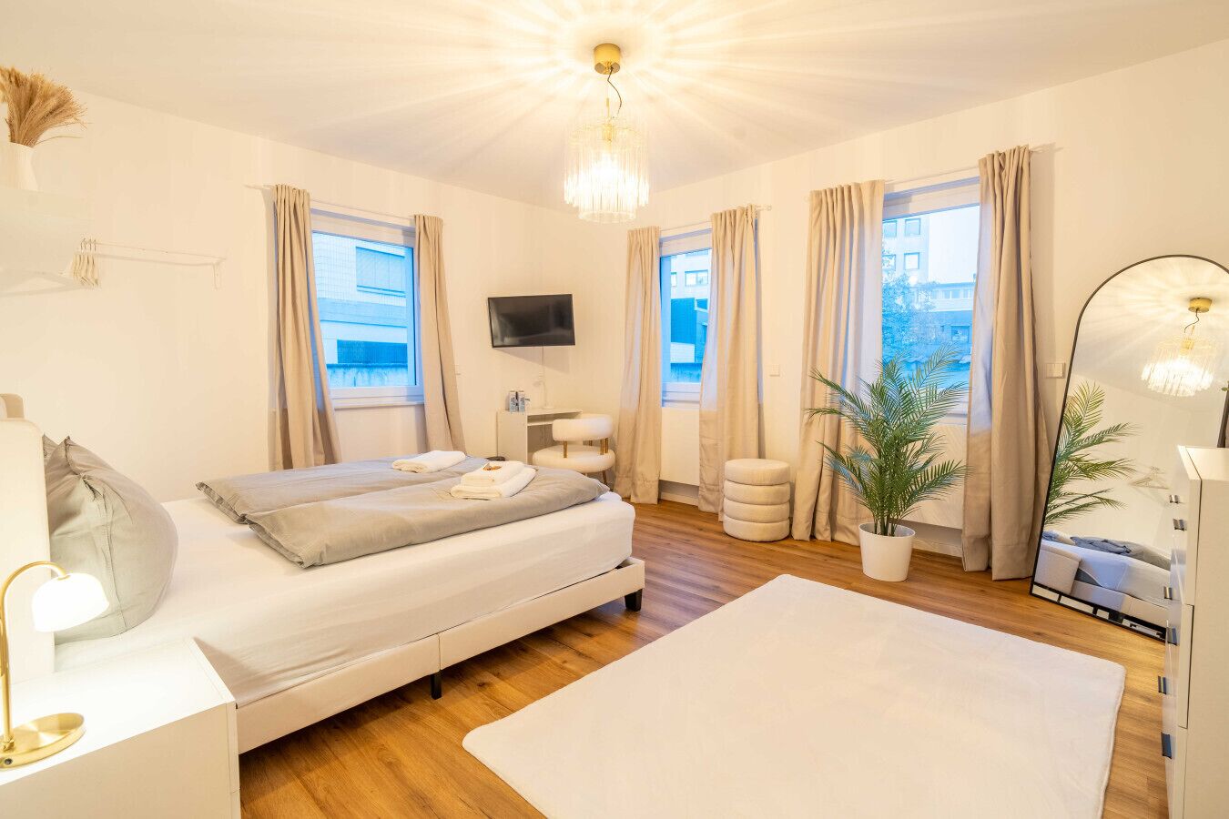 Desk, WiFi, bed sheets