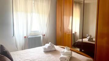 Tabla de planchar con plancha, wifi gratis y ropa de cama